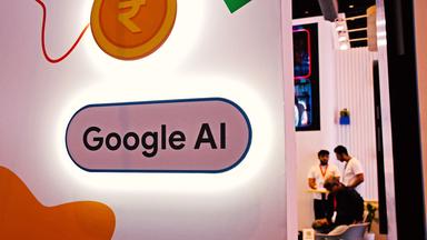 Ein "Google AI"-LED-Licht auf einem Stand des sechsten Global Fintech Fest (GFF) in Mumbai.