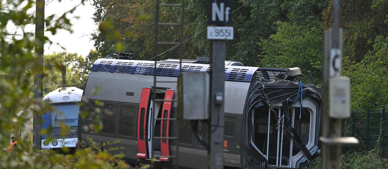 Entgleister Zugwaggon in Cléon, im Nordwesten Frankreichs