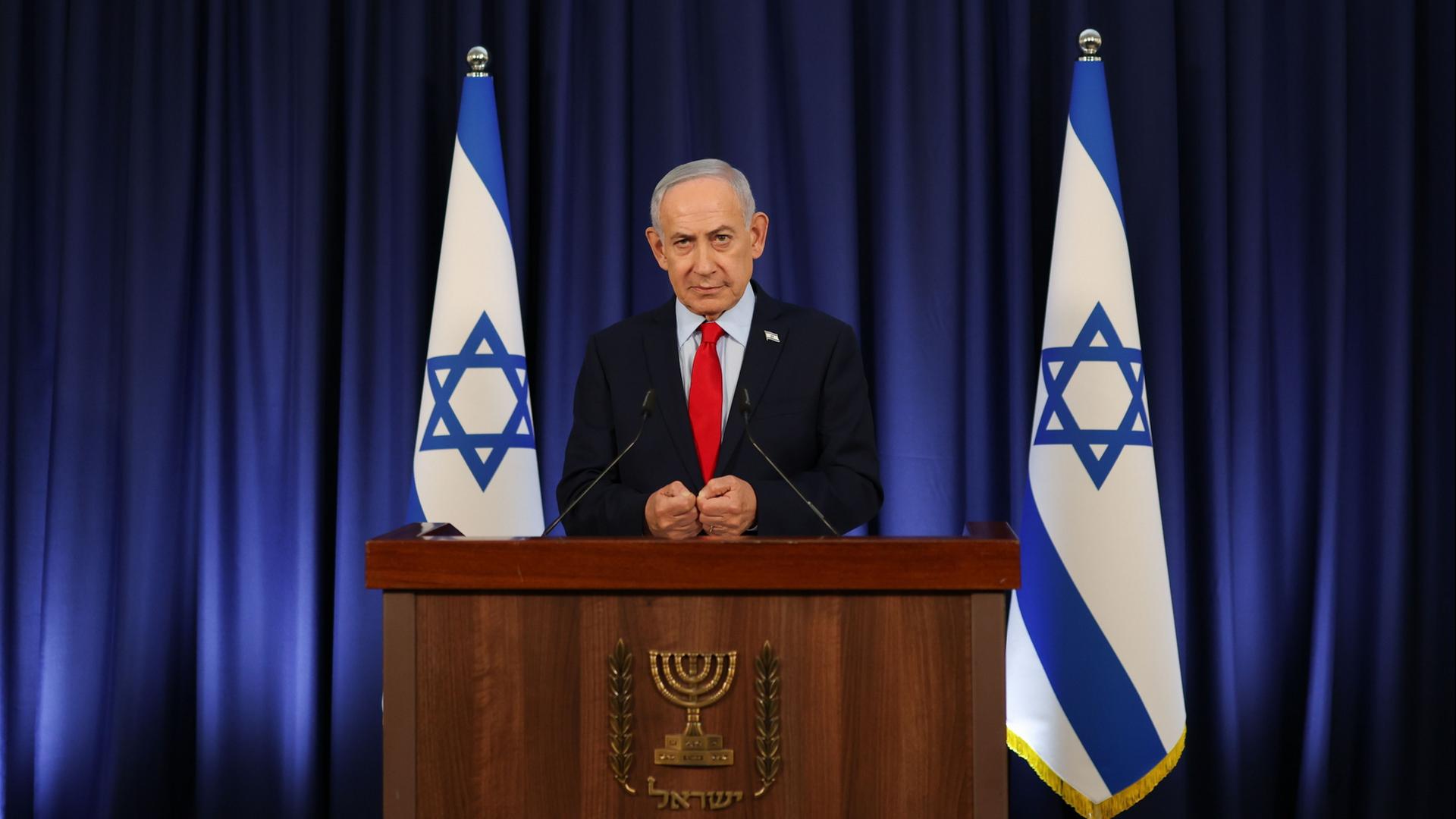 Benjamin Netanjahu redet auf einer Pressekonferenz in Jerusalem | Ronen Zvulun/Pool Reuters/AP/dpa