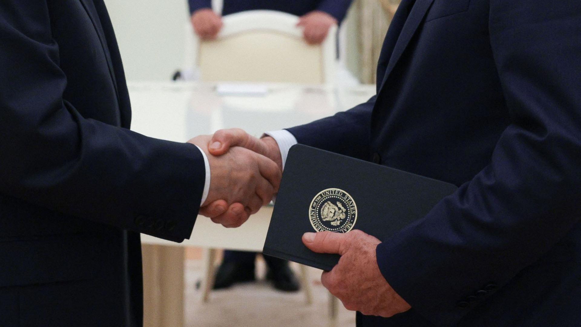 Wladimir Putin und Steve Witkoff schütteln sich die Hände. | AFP