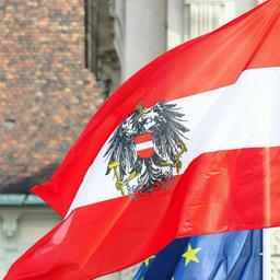 Auf dem Heldenplatz in Wien weht eine österreichische Flagge.