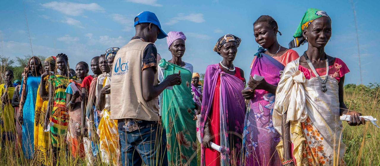 Südsudanesische Frauen stehen für Lebensmittelrationen des Welternährungsprogramms Schlange. (Archivbild: 13.11.2025)