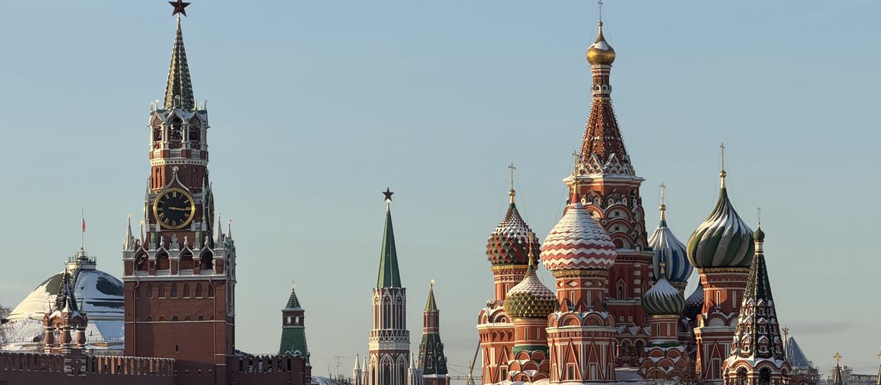 Der Kreml und die Basilius-Kathedrale erstrahlen in der Nachmittagssonne am Roten Platz in Moskau, Russland.