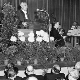 Dr. Hermann Höpker-Aschoff, der erste Präsident des Bundesverfassungsgerichts spricht während der Feierstunde zur Eröffnung des Bundesverfassungsgerichts im Kleinen Haus des Badischen Staatstheaters.
