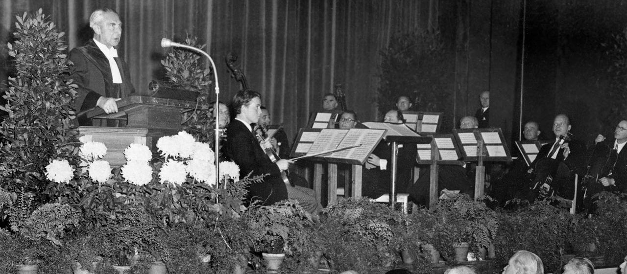 Dr. Hermann Höpker-Aschoff, der erste Präsident des Bundesverfassungsgerichts spricht während der Feierstunde zur Eröffnung des Bundesverfassungsgerichts im Kleinen Haus des Badischen Staatstheaters.
