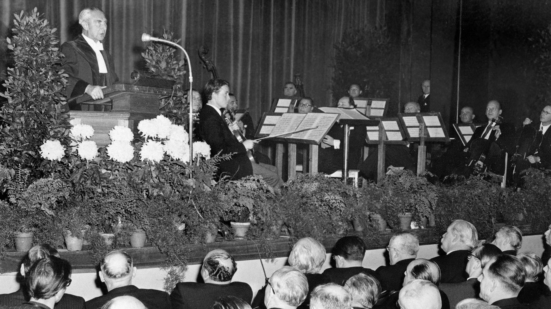 Dr. Hermann Höpker-Aschoff, der erste Präsident des Bundesverfassungsgerichts spricht während der Feierstunde zur Eröffnung des Bundesverfassungsgerichts im Kleinen Haus des Badischen Staatstheaters. | picture alliance/dpa