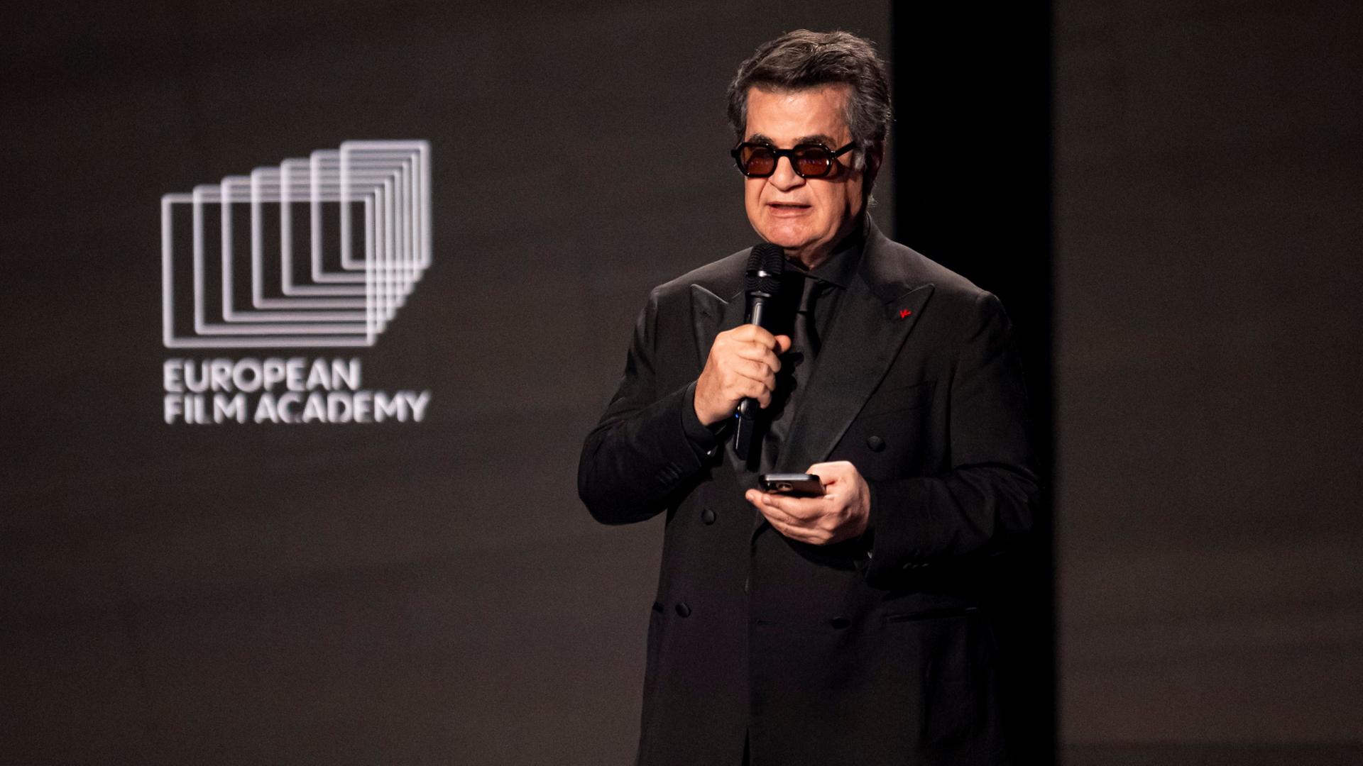 Regisseur Jafar Panahi bei der Verleihung des 38. Europäischen Filmpreises Angang des Jahres in Berlin. | Fabian Sommer/dpa