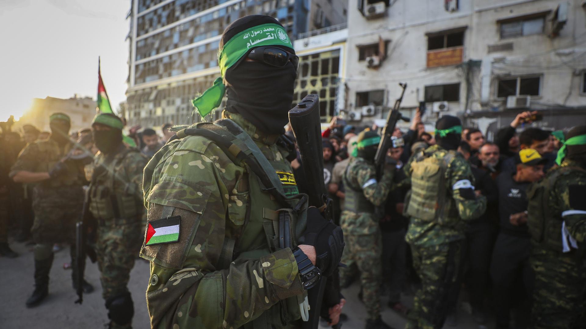 Bewaffnete Hamas-Kämpfer befinden sich auf einer Straße. (Archivbild: 19.1.2025) | AP