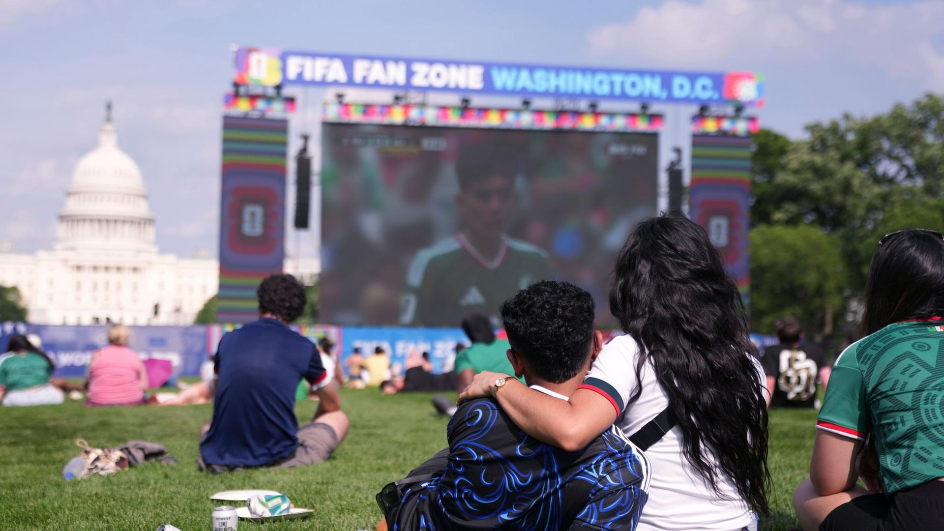 Fans verfolgen in Washington auf der National Mall das Eröffnungsspiel der Fußball-Weltmeisterschaft. | AP Photo/Allison Robbert