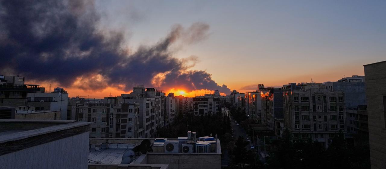  Die Sonne geht in Teheran hinter einer Rauchwolke unter, die nach einem Militärschlag aufsteigt. (Archivbild)