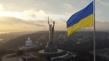 Die ukrainische Flagge weht vor dem "Mutterland"-Denkmal in Kiew.