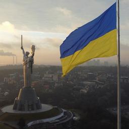 Die ukrainische Flagge weht vor dem "Mutterland"-Denkmal in Kiew.