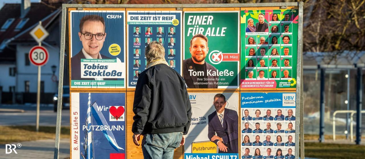 Plakatwand mit Wahlplakaten zur Kommunalwahl am 8. März
