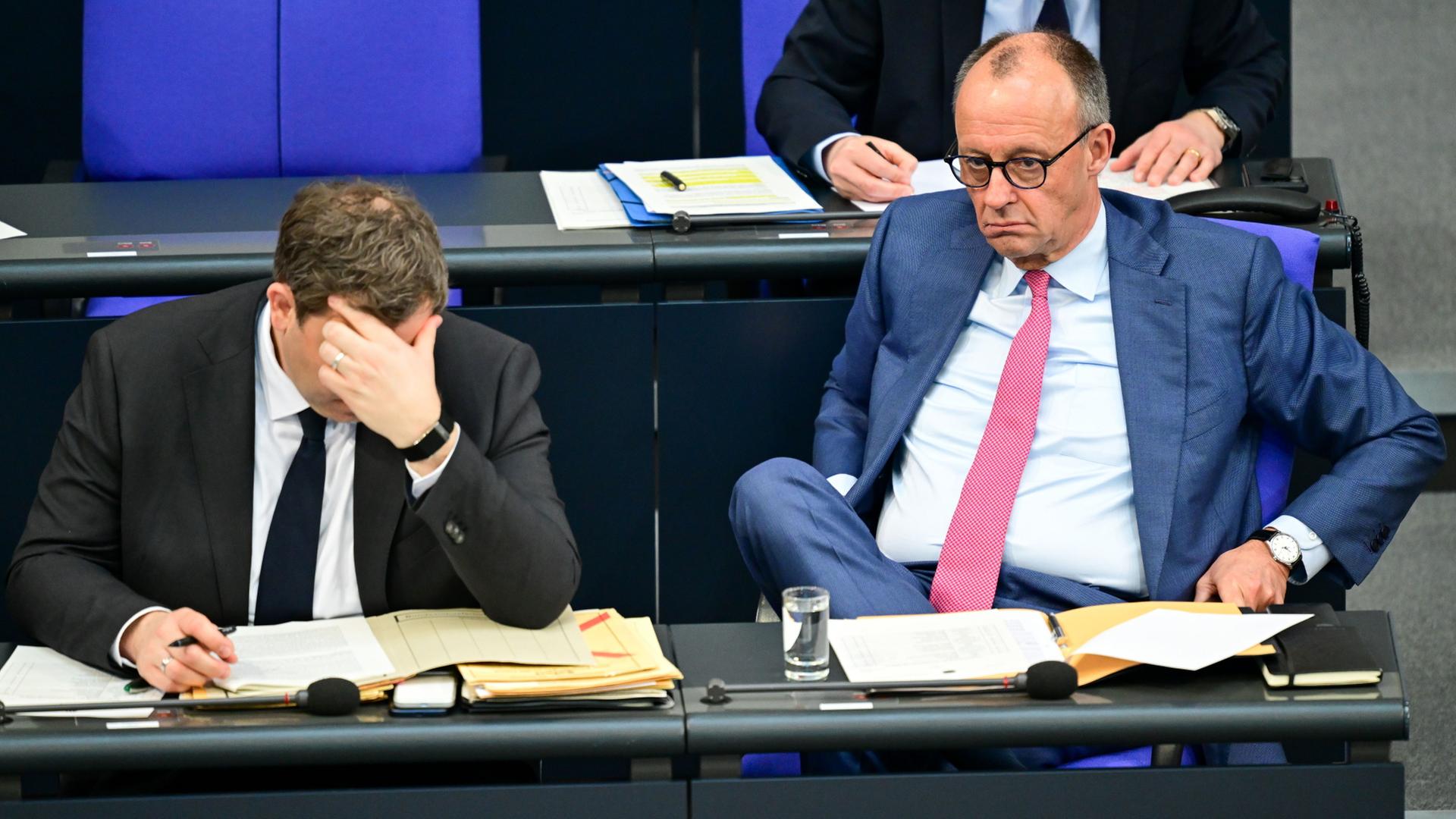 SPD-Chef und Vizeklanzler Klingbeil und CDU-Chef und Kanzler Merz im Bundestag auf der Regierungsbank. | Sebastian Christoph Gollnow/dpa
