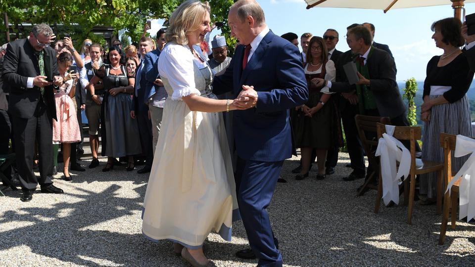 Die österreichische Außenministerin Karin Kneissl tanzt auf ihrer Hochzeit mit dem russischen Präsidenten Wladimir Putin.