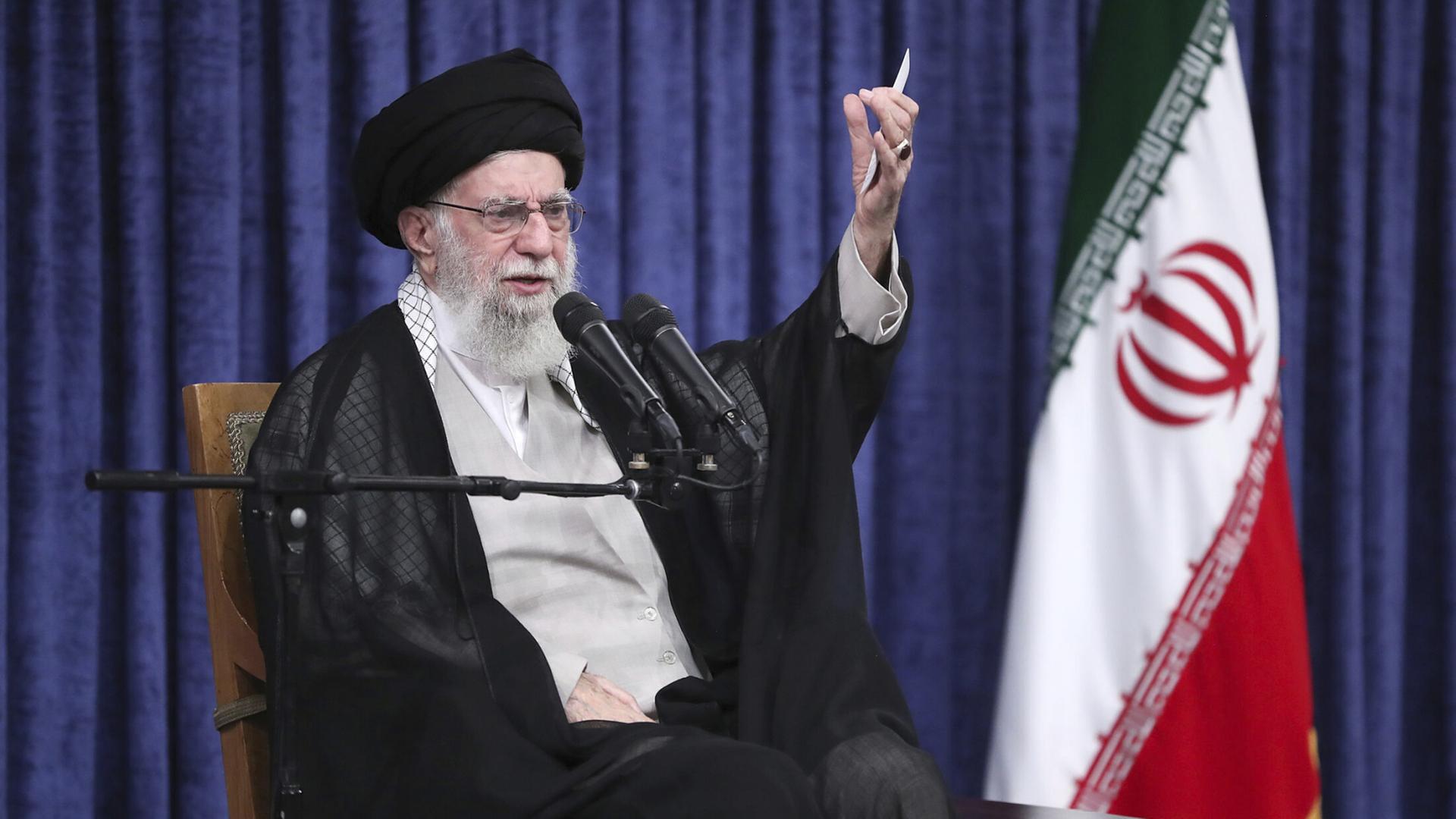 Irans Ajatollah Chamenei gibt Trump Schuld für Massenproteste