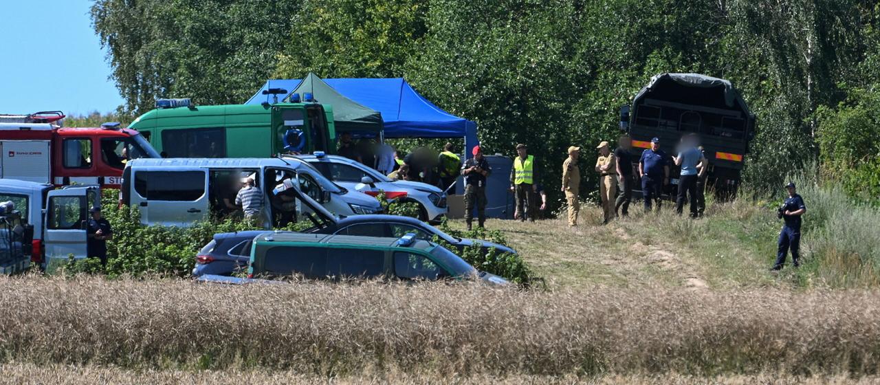 Polizisten, Soldaten und Feuerwehrleute sindin der Nähe des Dorfes Tarnawa-Kolonia im Osten Polens im Einsatz