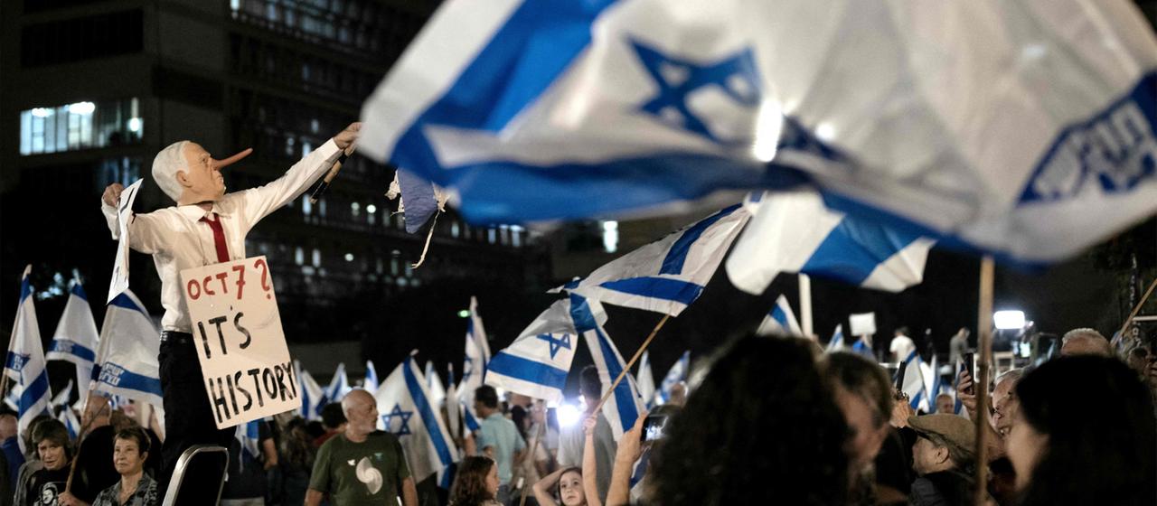 Menschen protestieren in Tel Aviv, Israel.
