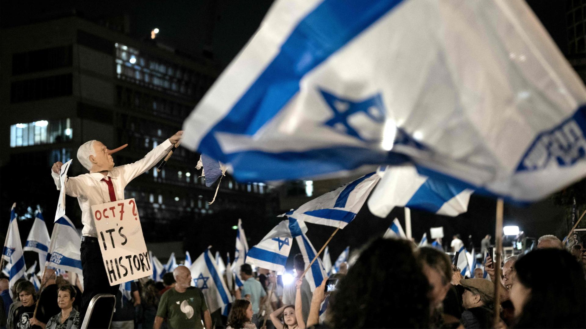 Menschen protestieren in Tel Aviv, Israel. | AFP