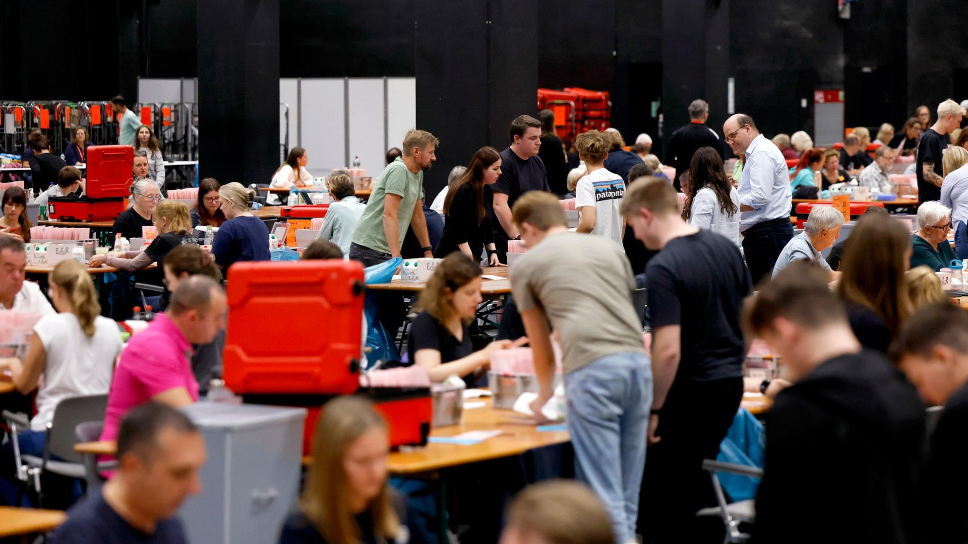 Briefwahlunterlagen zur Kommunalwahl in NRW liegen im Briefwahlzentrum Köln auf Tischen in Kisten.  | ddp / Panama Pictures