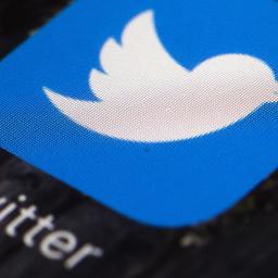 Ein Twittersymbol auf einem Handy: Das Unternehmen schreibt Gewinn.