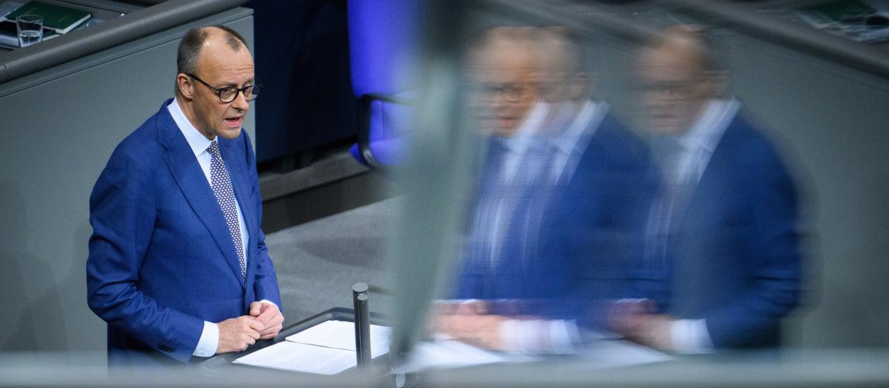 Friedrich Merz spricht im Bundestag.