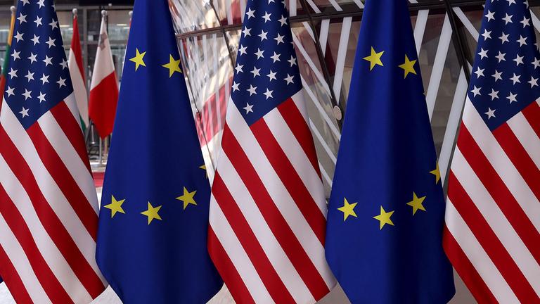 USA- und Europa-Flaggen hängen nebeneinander