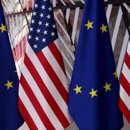 USA- und Europa-Flaggen hängen nebeneinander