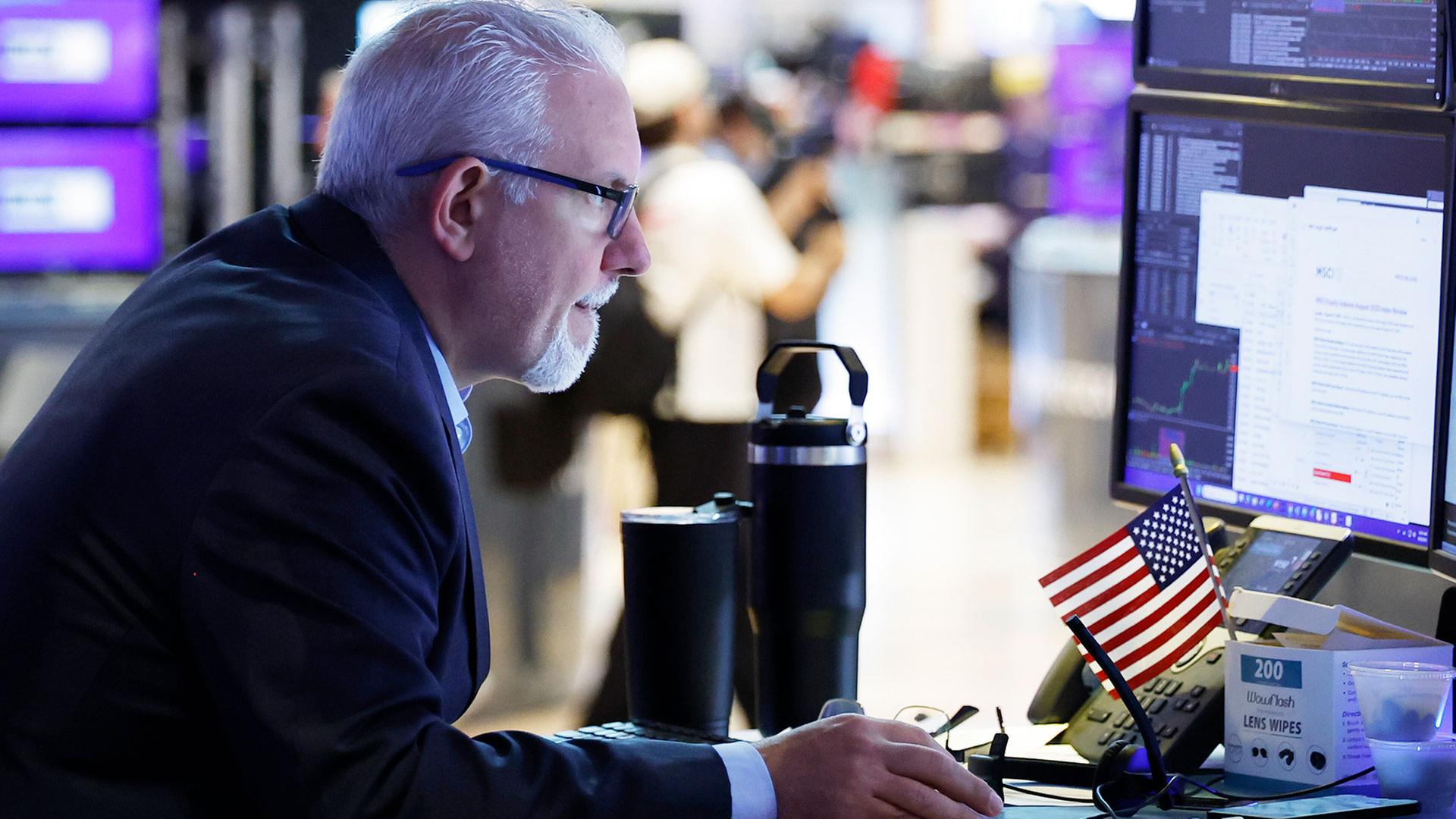 Börsenhändler auf dem Parkett der New Yorker Börse. | picture alliance / newscom