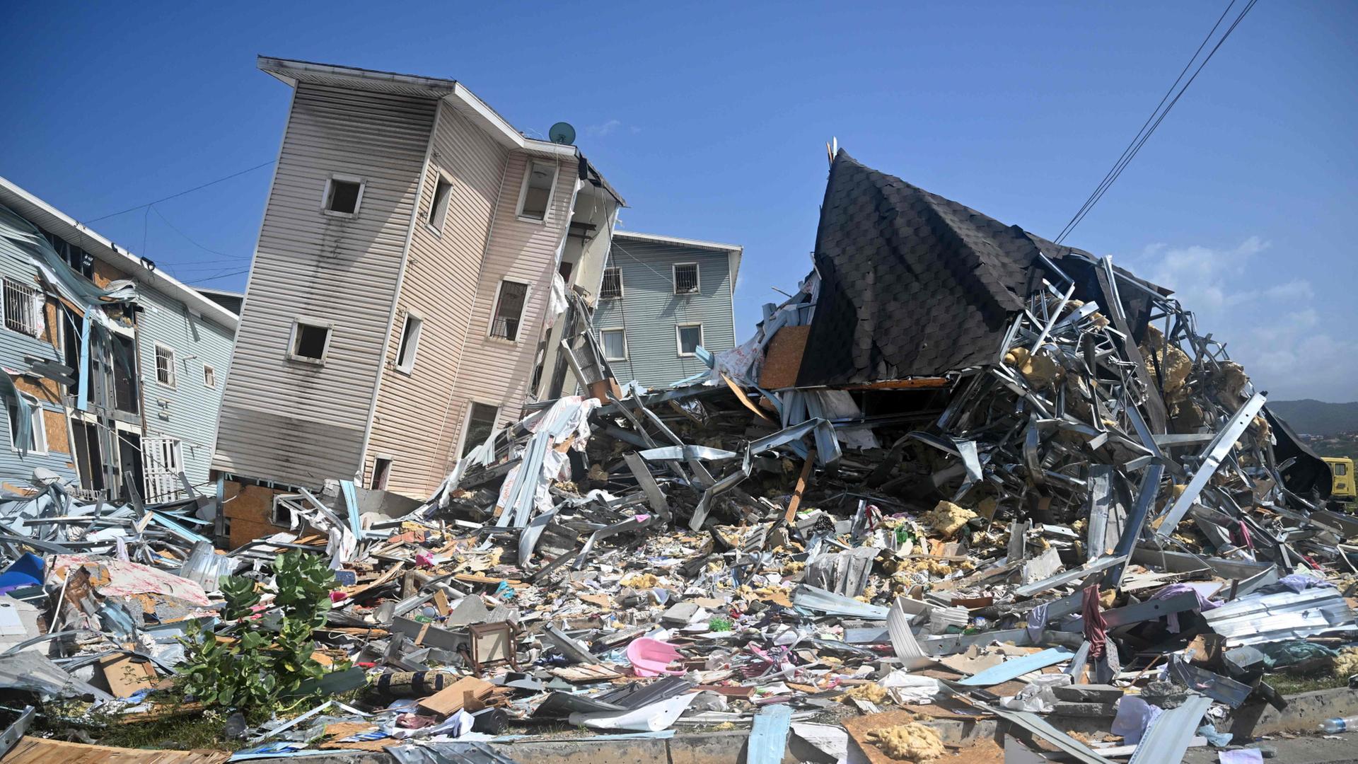 Gebäude in den Urbanismo Comunidad Socialista Residencias Hugo Chavez sind am 15. Juli 2026 in Catia La Mar, Bundesstaat La Guaira, Venezuela, beschädigt zu sehen. | AFP