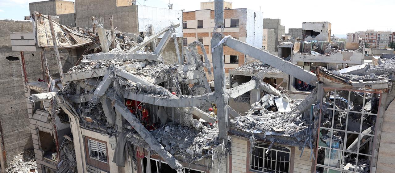 Feuerwehrleute arbeiten an einem beschädigten Wohngebäude im Süden von Teheran.
