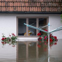 Im bayerischen Reichertshofen steht ein Haus unter Wasser.