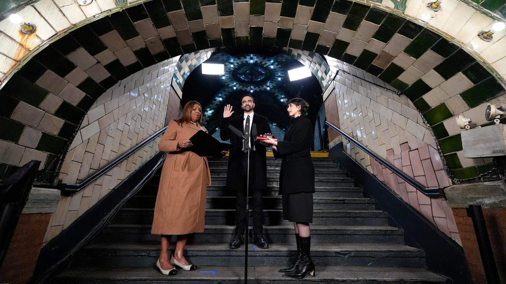 Zohran Mamdani legt in einer New Yorker U-Bahnstation den Eid als Bürgermeister ab | AP