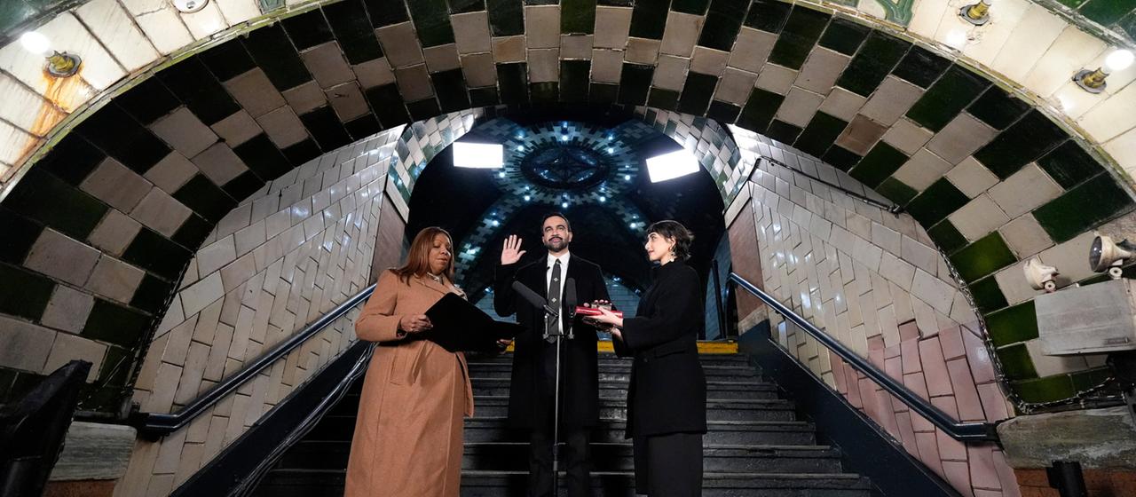 Zohran Mamdani legt in einer New Yorker U-Bahnstation den Eid als Bürgermeister ab