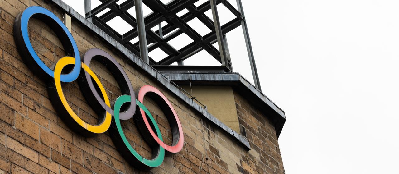 Köln: Olympische Ringe an der Fassade des Sport- und Olympiamuseums