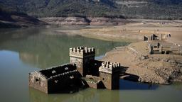 Die Ruine eines Gebäudes in einem ausgetrockneten Stausee