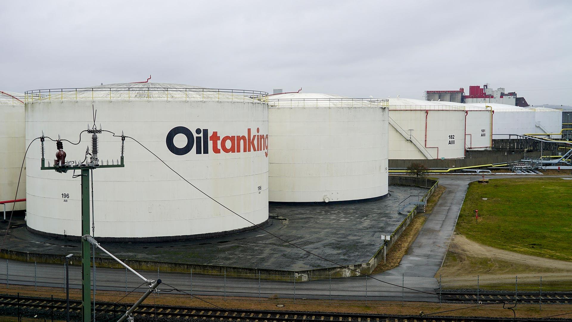 Blick auf Öllagertanks im Hamburger Hafen. | picture alliance /