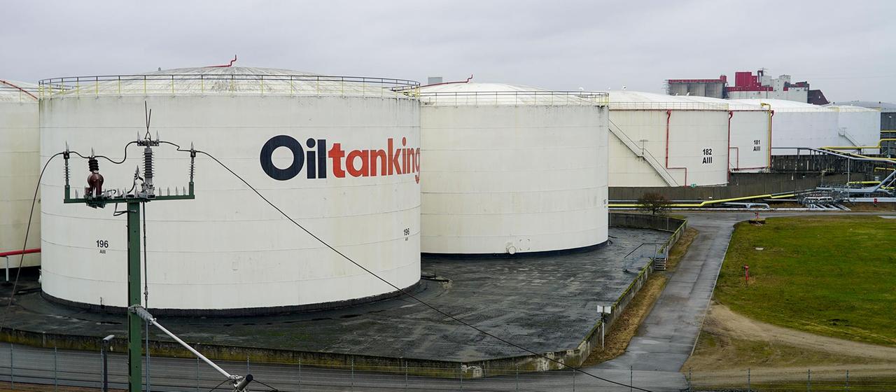 Blick auf Öllagertanks im Hamburger Hafen.