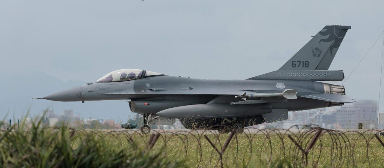 Ein US-Kampfflugzeug des Typs F-16