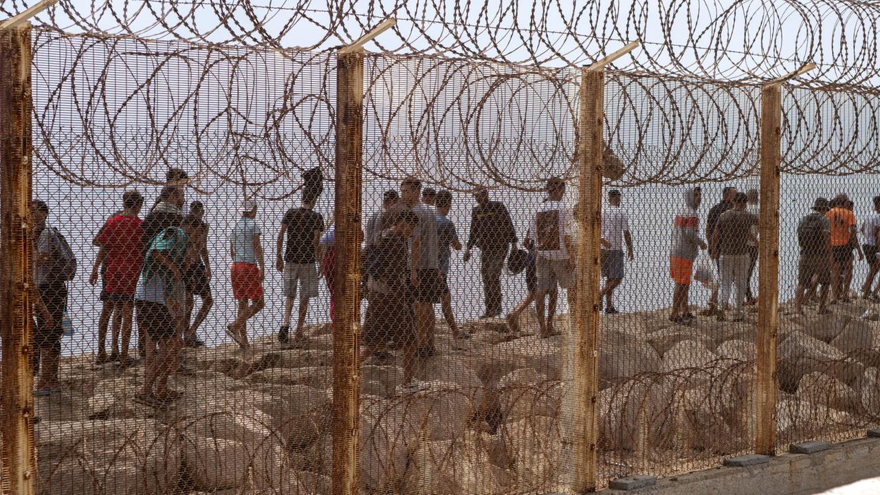Viele Migranten verlassen die spanische Exklave Ceuta wieder