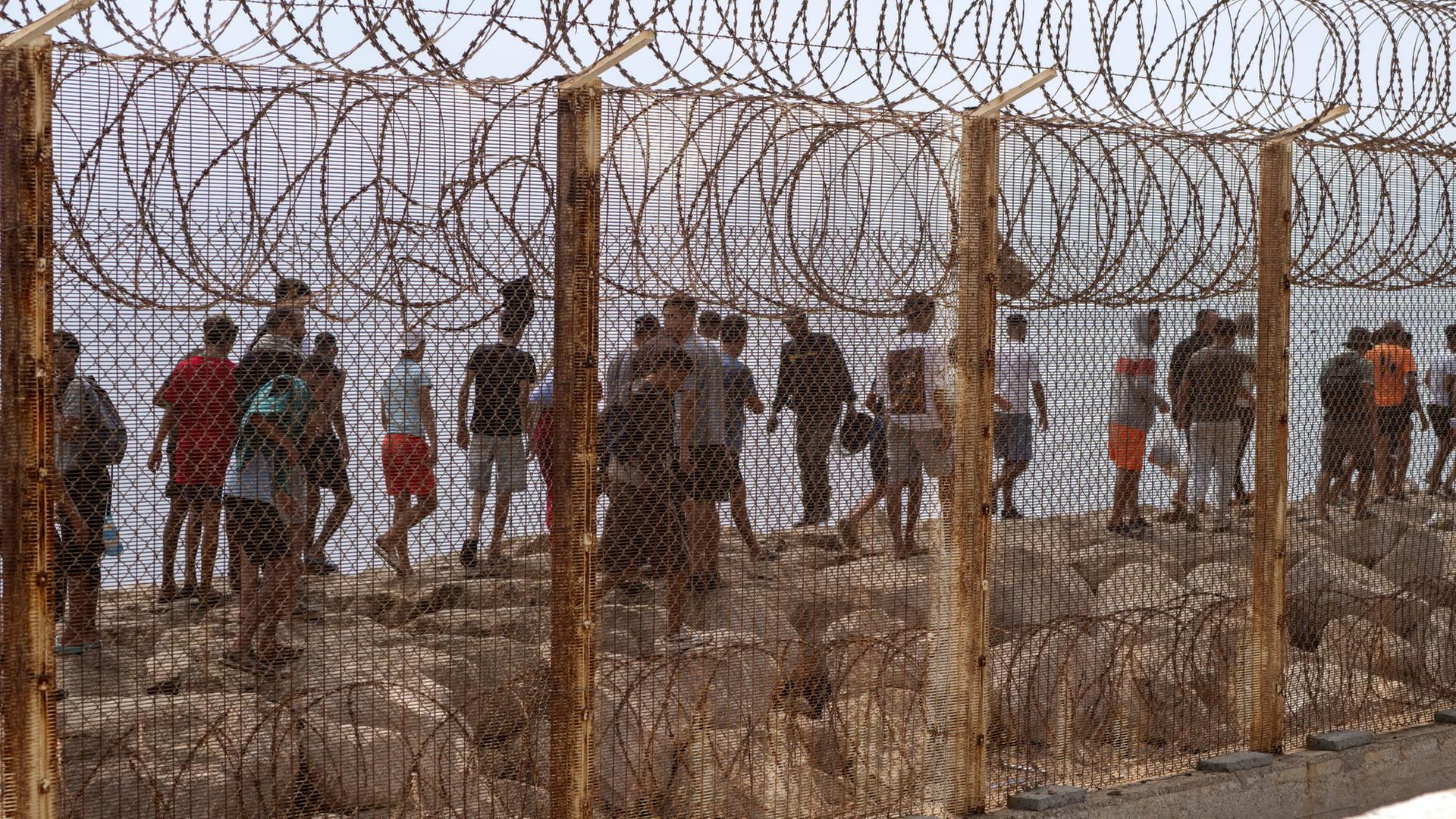 Migranten hinter dem Grenzzaun von Ceuta | AP Photo/STR