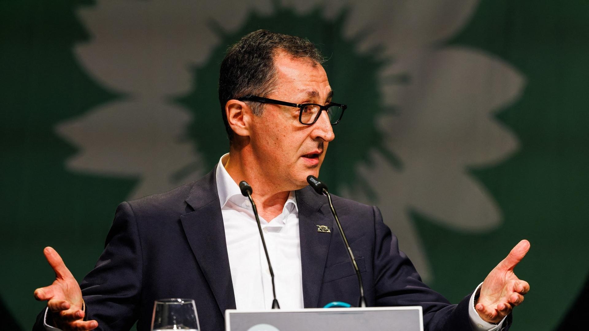 Cem Özdemir (Grüne), Ministerpräsident von Baden-Württemberg, spricht während der Landesdelegiertenkonferenz der Grünen.  | dpa Bildfunk, Philipp von Ditfurth