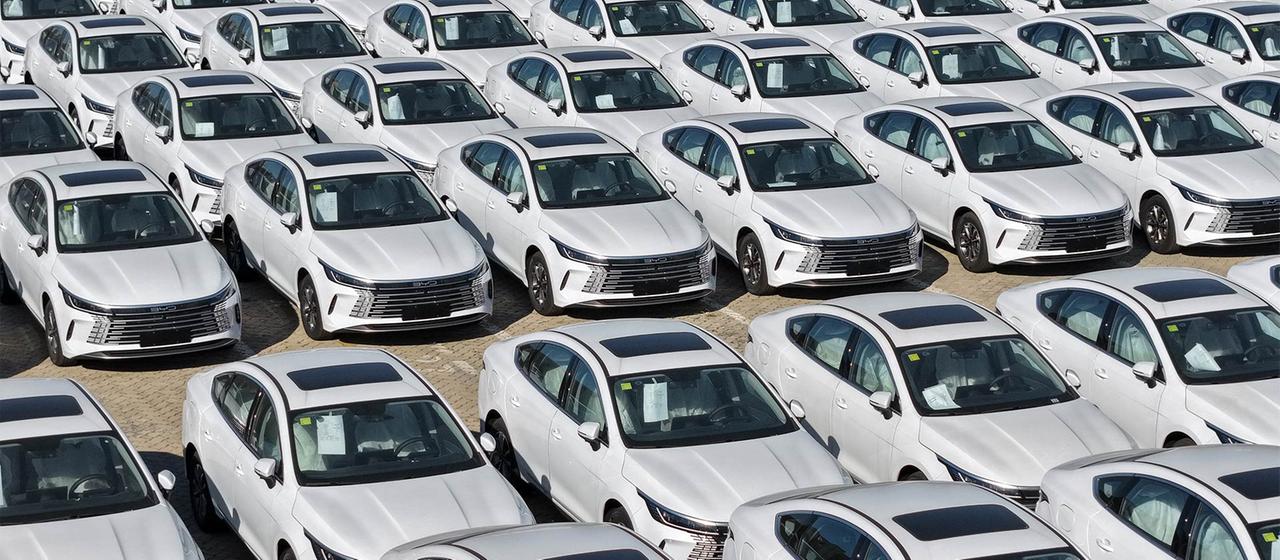 Hybridfahrzeuge von BYD vor der Verladung im Hafen, Shandong.