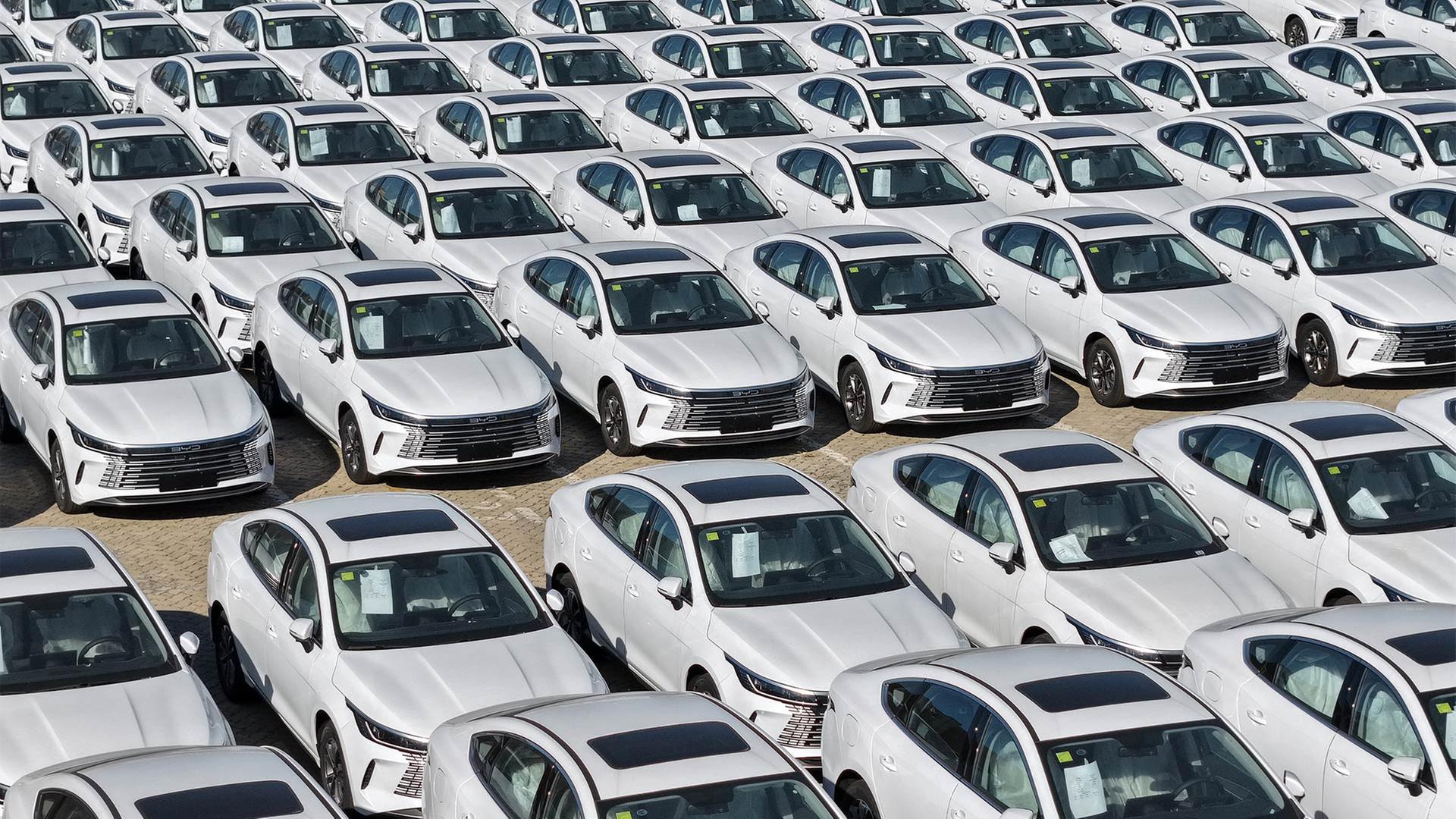 Hybridfahrzeuge von BYD vor der Verladung im Hafen, Shandong. | picture alliance / CFOTO