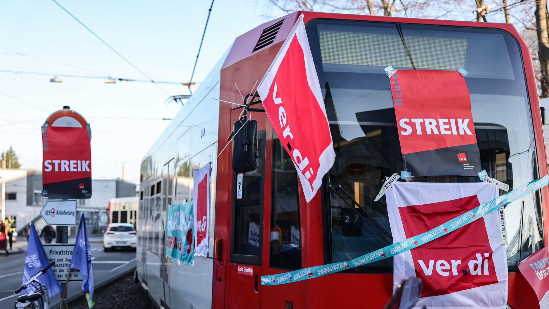 Eine mit Streik-Plakaten beklebte Straßenbahn der KVB  | dpa/Oliver Berg