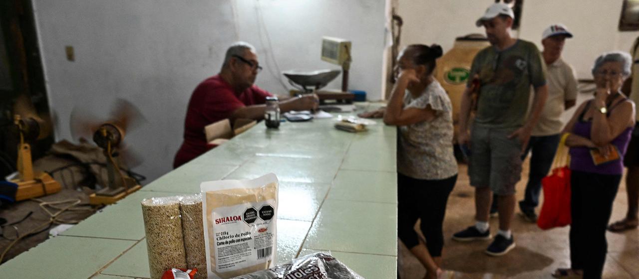 Menschen stehen in Havanna vor einem Lebensmittelgeschäft Schlange.