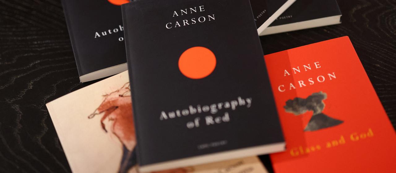 Bücher von Anne Carson liegen auf einem Tisch.