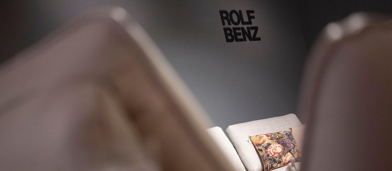 Sitzgruppe mit Logo von Hersteller Rolf Benz an der Wand
