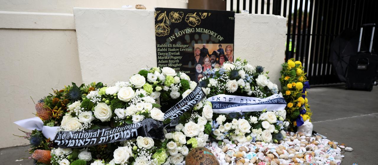 Kränze und bemalte Steine liegen am Bondi Beach.