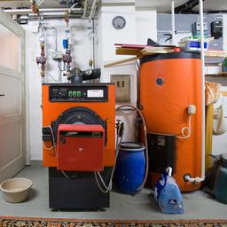 Ältere Ölheizung in eine Keller.